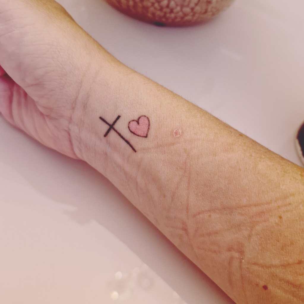 tatuagem: cruz e coração