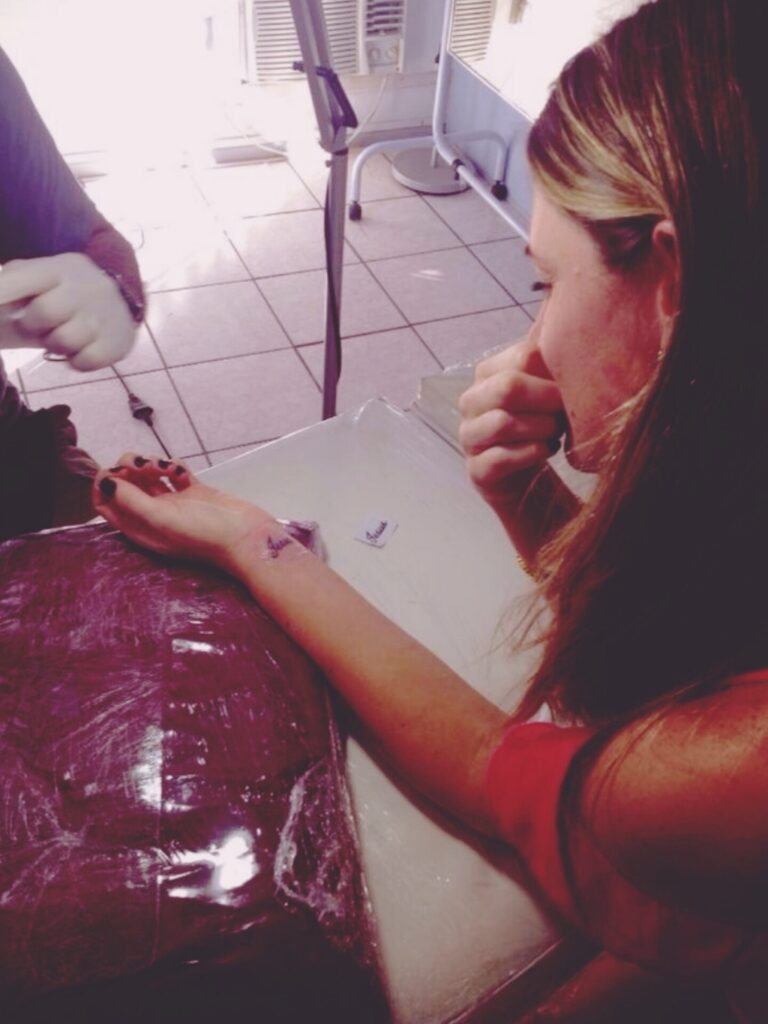 fazendo tatuagem