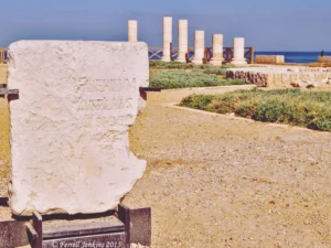 Pedra com inscrição de pilatos em cesareia marítima